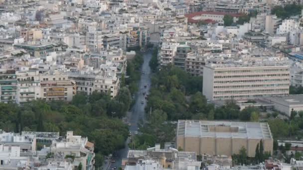 夏の晴れた日に高い丘から現代アテネの狭い通りストレート通りや移動車 様々な行政や歴史的建造物 夏の晴れた日にホテルとアテネの街並みの素晴らしいパノラマビュー — ストック動画
