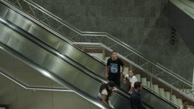 Atina, Yunanistan - 15 Ağustos 2019: Yazın Atina metro istasyonunda hareket halindeki bir merdivende hareket eden neşeli yolcu ve turistlerin hayret verici manzarası. Son derece teknolojik ve iyi görünüyor..