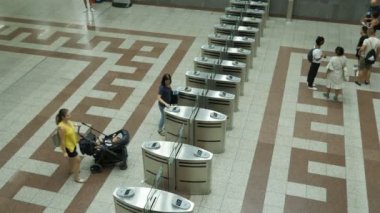 Atina, Yunanistan - 15 Ağustos 2019: Meşgul yolcular ve turistlerin Atina yeraltı sisteminde yaz aylarında bilet kapılarıyla turnike yapmaları heyecan verici bir manzara. Güncel görünüyor..