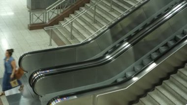 Atina, Yunanistan - 15 Ağustos 2019: Yunanistan 'da Atina metrosunda insanları taşıyan modern metalik asansörün etkileyici bir görüntüsü. İyi, neşeli ve enerji dolular..
