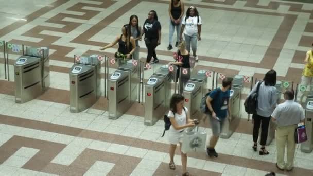 アテネ ギリシャ 2019年8月15日 夏にチケットゲートとアテネの地下システムで地下鉄の観光客を通過忙しい乗客や観光客の印象的なビュー 現代的な感じだ — ストック動画