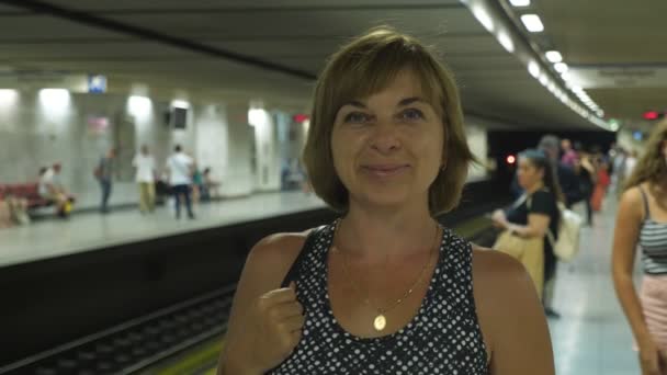 Glada Blonda Kvinna Står Och Ler Aten Tunnelbanestation Sommaren Optimistisk — Stockvideo