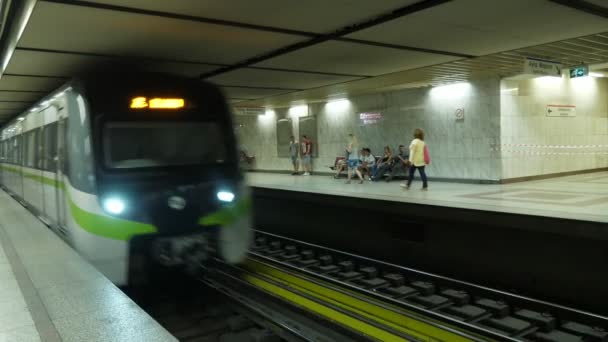 Atina Yunanistan Ağustos 2019 Yazın Mermerle Kaplı Bir Yunan Metro — Stok video