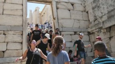 Atina, Yunanistan - 15 Ağustos 2019: Güneşli bir yaz gününde Atina 'nın Akropolis kentinde büyük bir turist kalabalığının neşeli manzarası. Gezmeye giderler ve mutlu oldukları kadar aktif hissederler..