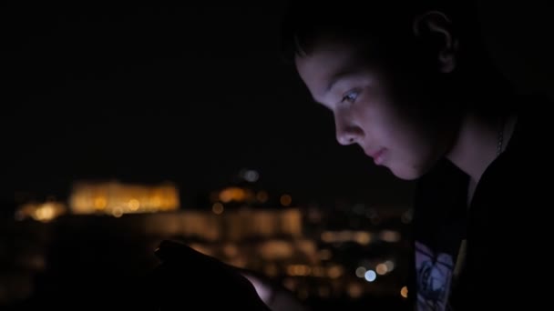 Menino Alegre Jogando Videogames Seu Telefone Cidade Noturna Verão Vista — Vídeo de Stock