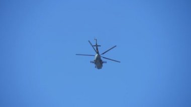 Odessa, Ukrayna - 21 Ekim 2018:Sonbaharda mavi gökyüzünde hareket eden ve havada dolaşan büyük ordu yeşil ve beyaz helikopterin inme görünümü. Atlamaya hazır paraşütçüler dolu..