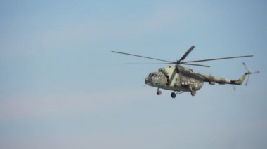 Odessa, Ukrayna - 21 Ekim 2018: Güneşli bir günde havada gezinen ve mavi gökyüzüne inecek yer arayan dönen bıçakları olan bir Ordu yeşil ivedi helikopterinin muhteşem profili.