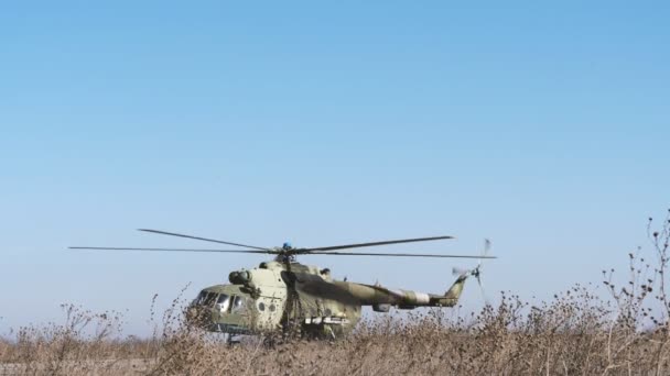 オデッサ ウクライナ 10月21 2018 秋の晴れた日に荒い草地で離陸することを計画している軍の空挺部隊の完全な近代的な軍のカーキヘリコプターの素晴らしい景色 — ストック動画