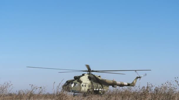 オデッサ ウクライナ 10月21 2018 秋の晴れた日に荒い草原に飛び降りることを計画している軍の空挺部隊の完全な合理化された軍の緑の飛行船の印象的な眺め — ストック動画