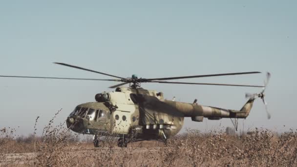 オデッサ ウクライナ 10月21 2018 秋の晴れた日に錆びた草原で離陸することを計画している軍のスカイダイバーの完全な軍の緑と白のヘリコプターの見事な眺め — ストック動画