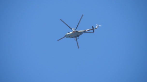 Paracaidista Militar Saltando Helicóptero Con Paracaídas Blanco Apertura Alegre Vista — Vídeo de stock
