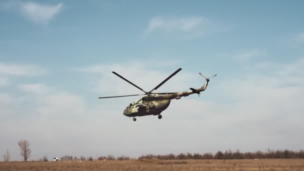 オデッサ ウクライナ 10月21 2018 低く飛んで翼を回転し スローモーションで晴れた日に青空に着陸する場所を求めて陸軍の緑と白の飛行船の印象的な眺め — ストック動画