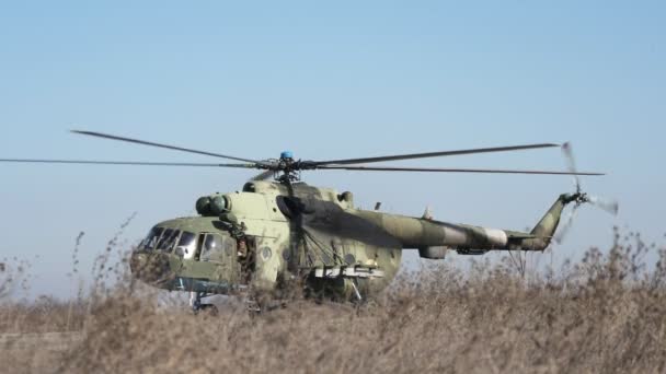 Odessa Ucrania Octubre 2018 Impresionante Vista Lateral Helicóptero Militar Verde — Vídeo de stock