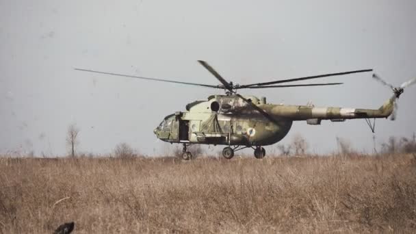 オデッサ ウクライナ 10月21 2018 秋の晴れた日に険しく 無限のフィールドにゆっくりと行く1つのプロペラを持つ緑と白の軍用ヘリコプターの素晴らしい側面図 — ストック動画