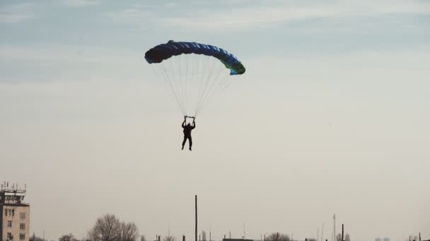 Odessa Ucraina Luglio 2018 Emozionante Vista Paracadutista Atterrare Con Paracadute — Video Stock