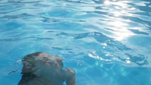 Donna Felice Che Emerge Dall Acqua Mantenendo Naso Piscina Slo — Video Stock