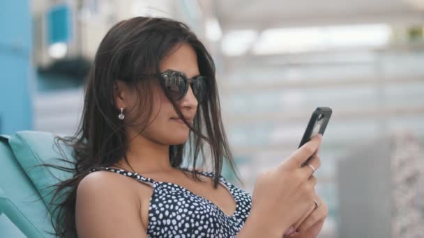 Stijlvolle Jonge Vrouw Liggend Een Ligstoel Surfen Het Net Haar — Stockvideo