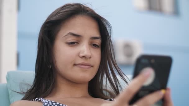 Mulher Muito Jovem Deitada Uma Espreguiçadeira Procurando Informações Sobre Seu — Vídeo de Stock