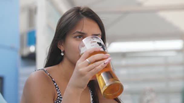 Hermosa Joven Morena Sentada Bebiendo Cerveza Balneario Verano Vista Original — Vídeo de stock