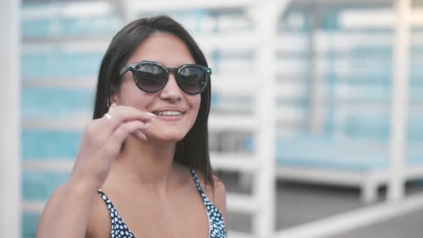 Elegantes Mädchen Bikini Das Bei Sonnenschirmen Sommer Steht Und Sich — Stockvideo