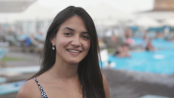 Fröhliches Brünettes Mädchen Stehend Und Lachend Der Küste Mit Menschen — Stockvideo