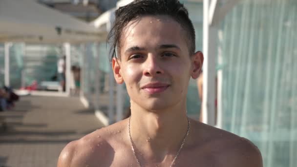 Веселий Молодий Чоловік Стоїть Посміхається Серед Сонячних Відтінків Морському Курорті — стокове відео