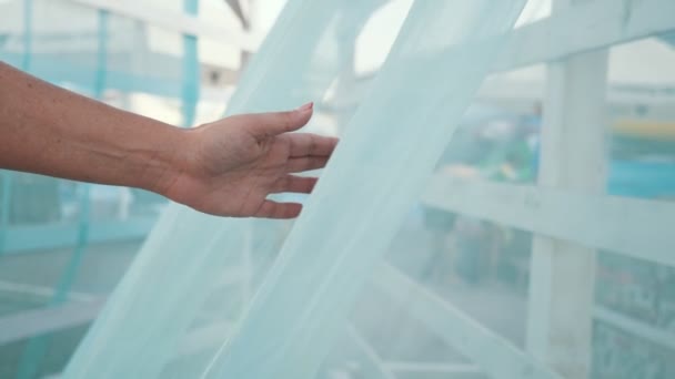 Mão Feminina Tocando Véu Azul Cobrindo Guarda Sol Leve Verão — Vídeo de Stock