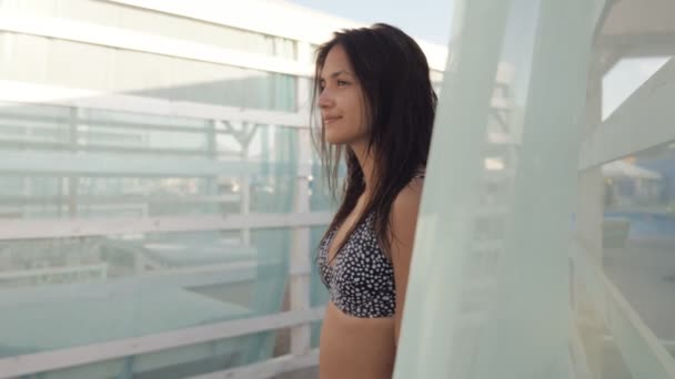 Prachtig Meisje Bikini Staande Een Blauwe Sluier Glimlachend Een Kust — Stockvideo