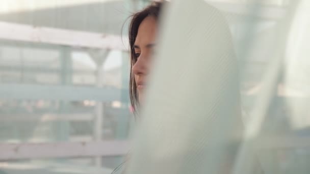 그림과 느슨한 미소와 해안에 선쉐이드 로맨틱 소녀의 놀라운 프로필에서 파란색 — 비디오