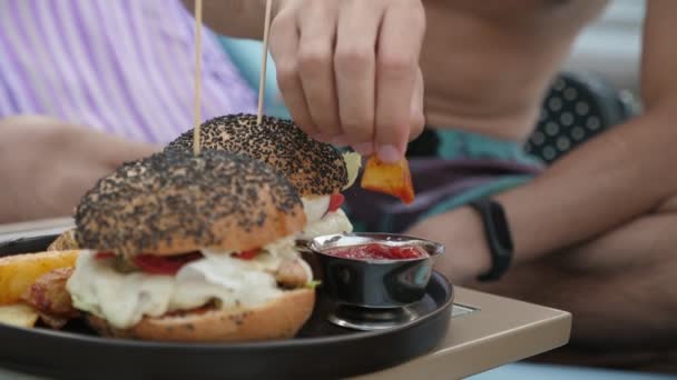 Mannelijke Vrouwelijke Handen Dunking Gebakken Chips Een Rode Saus Een — Stockvideo