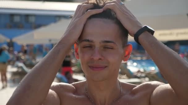 Jovem Alegre Sorrindo Colocando Seu Cabelo Ordem Uma Estância Marítima — Vídeo de Stock