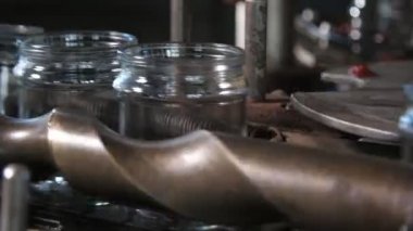 Bir domates işleme fabrikasında boş cam kavanozlar, modern bir domates üretim tesisinin havadar bir koridorunda boş cam bankaların hareket edişinin harika bir görüntüsü. Son derece teknolojik ve iyimser görünüyor.