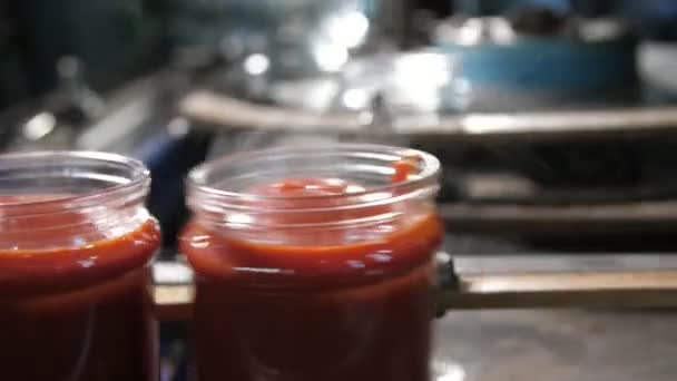 Heiße Tomatenpastebänke Die Sich Auf Einem Metallischen Streifen Ohne Deckel — Stockvideo
