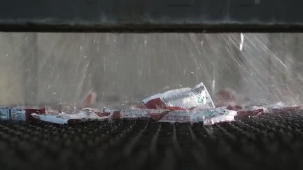 Envases Ketchup Que Caen Sobre Una Banda Transportadora Metálica Bajo — Vídeo de stock