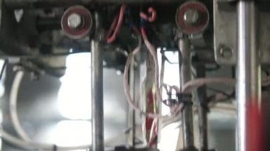 Uzun robotik el domates bitkisi taşıyıcısı üzerinde çalışıyor. Geniş ve havadar bir üretim salonunda ketçap paketleriyle domates fabrikası taşıyıcısında çalışan neşeli robotik el. Yüksek teknolojiye benziyor..