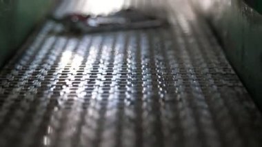 Modern bir domates bitkisinin metal taşıyıcı hattına düşen ketçap paketleri modern bir domates bitkisinin metal taşıyıcı şeridine düşen pek çok yakalayıcının heyecan verici görüntüsünü veriyor. Teknolojik, üretken ve neşeli görünüyor..