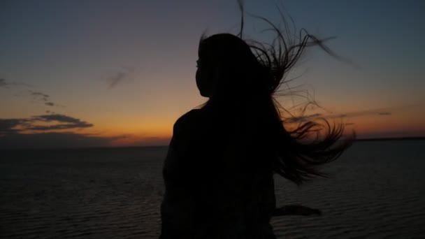 Романтична Брюнетка Дівчина Стоїть Дивиться Помаранчевий Захід Сонця Березі Моря — стокове відео