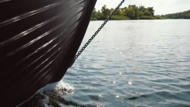 Gran Barco Flotando Aguas Marinas Con Arco Dividiendo Las Olas — Vídeos de Stock