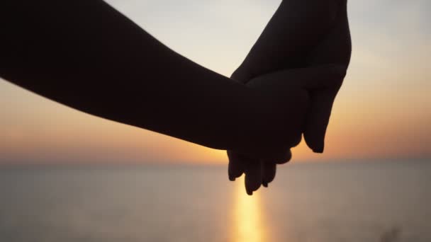 Main Masculine Tient Main Féminine Romantiquement Sur Coucher Soleil Pittoresque — Video