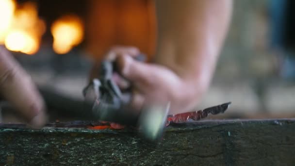 Handen Van Smid Draaien Een Metalen Rode Staaf Een Metalen — Stockvideo