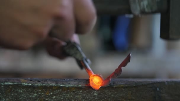Demircinin Elleri Eski Bir Atölyede Çekiçle Kırmızı Metalik Bir Gülü — Stok video