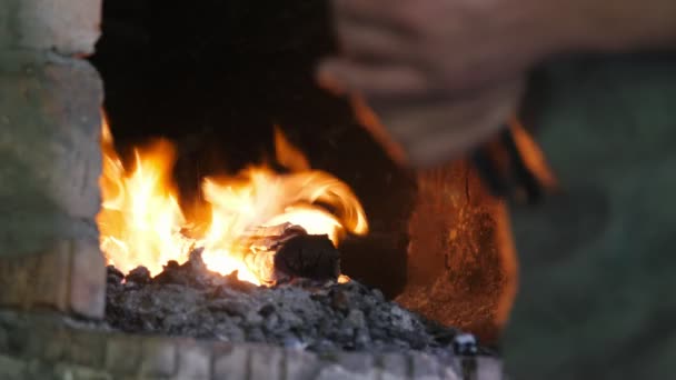 Опытный Человек Берет Металлическую Заготовку Печи Пламени Щипцами Мастерской Захватывающий — стоковое видео