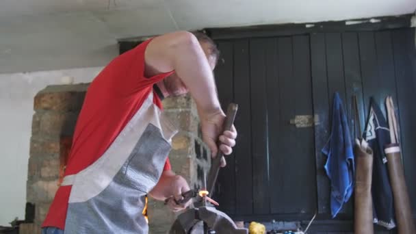 Skillful Blacksmith Hitting Red Bent Billet Hammer Vintage Workshop Amazing — Stock Video