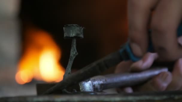 Lham Verici Demirci Eski Bir Atölyede Örsün Üzerinde Metalik Bir — Stok video