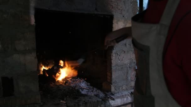 Joven Herrero Agitando Carbones Horno Con Una Pala Pequeña Taller — Vídeo de stock