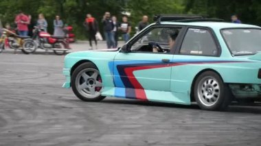 Zaporizhia, Ukrayna - 18 Mayıs 2020: Genç bir profesyonelin yazın yavaş çekimde motosiklet sürerken, kayarken ve sportif tekmeleyicisini çalıştırırken görüntüsü etkileyici.