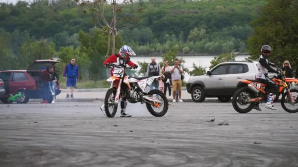 우크라이나 자포리 2020 양복을 남자가 여름에 동작으로 오토바이를 달리는 — 비디오