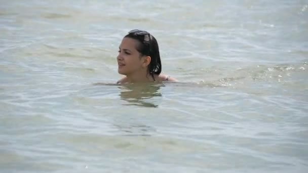 Χαρούμενη Κοπέλα Που Κολυμπούν Πρόσθιο Στα Κύματα Της Μαύρης Θάλασσας — Αρχείο Βίντεο