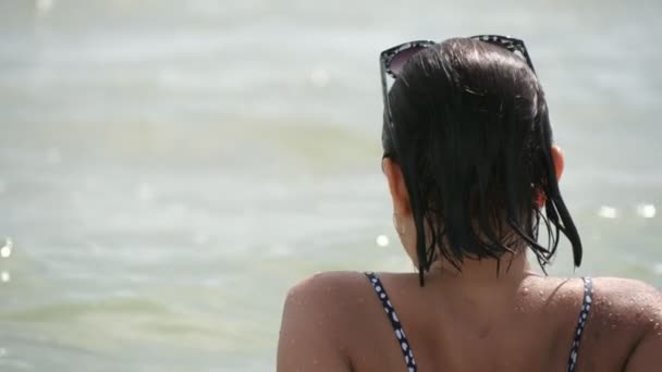 Stijlvol Meisje Bikini Zittend Zwarte Zee Golven Een Zonnige Dag — Stockvideo