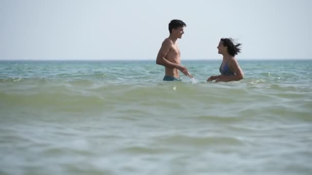 Rindo Menina Pulando Com Seu Namorado Águas Mar Negro Dia — Vídeo de Stock